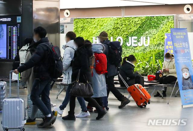 [제주=뉴시스]우장호 기자 = 제주국제공항 1층 도착장에서 이용객들의 발걸음이 이어지고 있다. (사진=뉴시스DB) woo1223@newsis.com