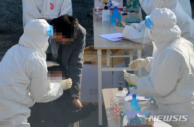 [광주=뉴시스] 변재훈 기자 = 28일 오전 광주 서구 쌍촌동 한 대형교회 주차장에 설치된 임시 선별검사소에서 교인 대상 코로나19 전수 검사가 펼쳐지고 있다. 최근 지역 내 집단감염원인 IM선교회 관련 미인가 교육 시설과 접점이 있는 이 교회에서는 20여 명의 확진자가 속출하고 있다. 2021.01.28. wisdom21@newsis.com