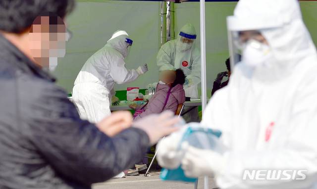 [화순=뉴시스] 류형근 기자 = 28일 오전 전남 화순군 사평면 사평행정복지센터 주차장에서 방역당국이 주민들을 상대로 신종 코로나바이러스 감염증(코로나19) 전수검사를 하고 있다. 2021.01.28. hgryu77@newsis.com
