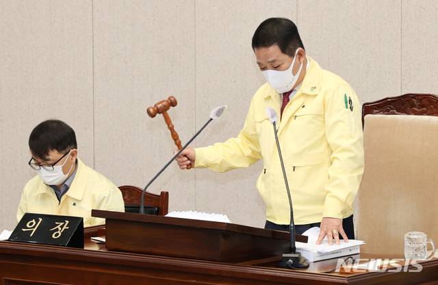 [구례=뉴시스]김석훈 기자 = 유시문 구례군의회 의장이 28일 구례군의회에서 전 군민 재난지원금 10만원씩을 2월 6일까지 지급하기 위한 추가경정예산안을 의결하고 있다. (사진=구례군청 제공) 2021.01.28. photo@newsis.com