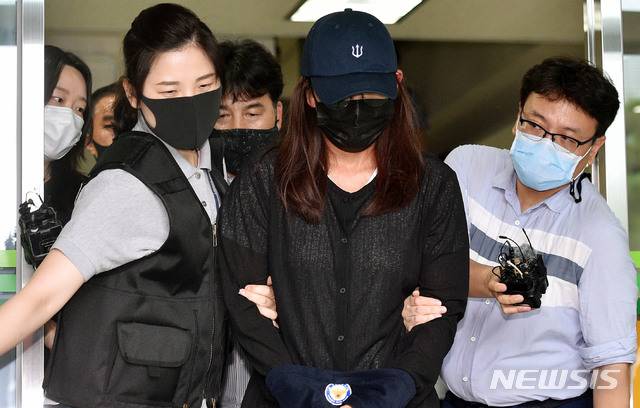 [대구=뉴시스] 이무열 기자 = 고(故) 최숙현 선수 사망 사건과 관련해 가혹행위 한 혐의를 받는 전 경주시청 트라이애슬론팀 장윤정 주장이 5일 오후 구속 전 피의자심문(영장실질심사)를 마친 후 호송차로 향하고 있다. 2020.08.5.lmy@newsis.com