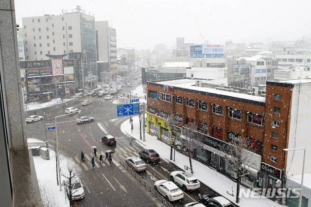 [춘천=뉴시스] 김경목 기자 = 28일 오후 강원 평창·횡성·원주에 대설주의보가 발효 중인 가운데 춘천지역에 눈이 내리고 있다. 2021.01.28. photo31@newsis.com