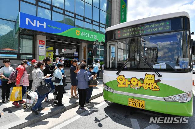 [정선=뉴시스] 김경목 기자 = 정선군민들이 버스완전공영제 시범운행 첫날 1일 오전 정선농협 앞 버스정류장에서 공영버스 '와와버스'에 타고 있다. (사진=정선군청 제공). 2020.06.02.photo＠newsis.com