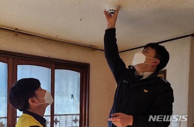 [대구=뉴시스]김정화 기자 = 대구 동부소방서는 대구시민119서포터즈와 함께 지난 25일부터 28일까지 동절기 노인 가구의 안전한 생활환경 조성을 위한 소방안전 점검을 실시했다. (사진 = 대구 동부소방서 제공) 2021.01.28. photo@newsis.com