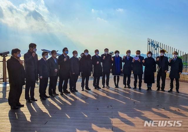 [울산=뉴시스] 박수지 기자 = 임채오 울산북구의회 의장(오른쪽 일곱 번째)이 28일 부산시 강서구 대항전망대에서 울산, 부산, 경남 기초의회 의장들이 참가해 발표한 가덕도신공항 건설 및 가덕신공항 특별법 제정 촉구 공동 성명에 참가했다. 2021.01.28.(사진=북구의회 제공) photo@newsis.com