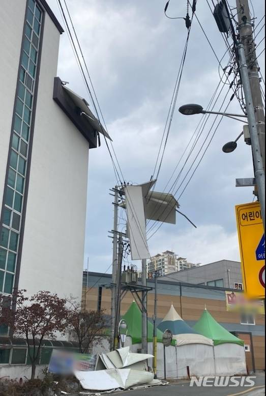 [대구=뉴시스]이은혜 기자 = 대구와 경북 전역에 강풍특보가 내려진 28일 대구 동구 괴전동에서 '전선에 건설 자재가 걸려 있다'는 신고가 접수됐다. 2021.01.28. (사진=대구소방안전본부 제공) photo@newsis.com