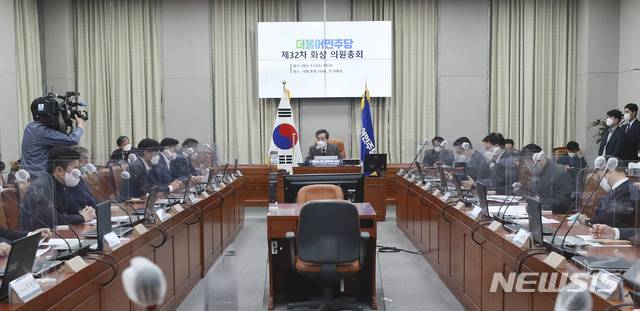 [서울=뉴시스]김진아 기자 = 이낙연 더불어민주당 대표가 27일 오전 서울 여의도 국회에서 열린 화상 정책의원총회에서 발언을 하고 있다. (공동취재사진) 2021.01.27. photo@newsis.com