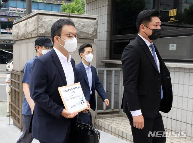 [서울=뉴시스] 전진환 기자 = 라임펀드 대신증권 피해자 단체 회원들이 지난해 7월2일 오전 서울 양천구 서울남부지검으로 대신증권이 작년 10.2 환매주문을 고객의 동의 없이 불법적으로 전산취소로 조작한 건과 관련해 단체 형사고소 접수를 위해 들어오고 있다. 2020.07.02.   amin2@newsis.com