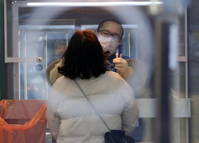 부산에서는 항운노조 관련 n차 감염과 부곡요양병원 집단 감염이 이어지는 등 코로나19 신규 확진자가 33명 발생했다. 
이한형 기자