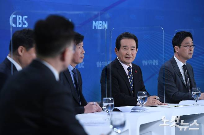 정세균 국무총리가 28일 오전 서울 양천구 예술인센터에서 열린 ‘BJC초청 토론회’ 에 참석해 패널들의 질문에 답하고 있다. 황진환 기자