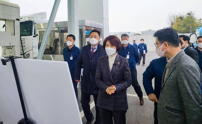취임 이후 첫 현장행보로 전북을 찾은 한정애 환경부장관이 28일 현대자동차 전주공장에서 전기버스 생산 현황에 대한 브리핑을 듣고 있다. 전라북도 제공