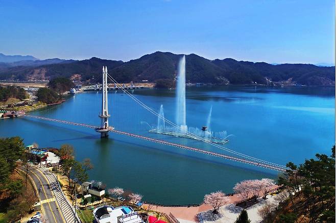 한국관광 100선에 선정된 예당호 출렁다리와 음악분수. 예산군 제공