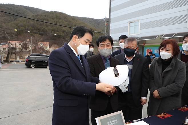 28일 오후 창원 내서읍 가고파힐링푸드 제1공장에서 소비재 품목의 중국 내 상설전시판매장과 온라인 입점을 위한 초도물품 수출 선적식이 열렸다.  창원시 제공