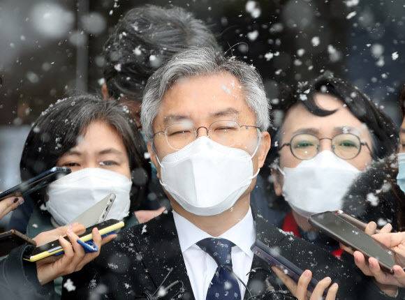 조국 전 법무부 장관 아들의 인턴 경력확인서를 허위로 써준 혐의를 받는 열린민주당 최강욱 대표가 28일 오전 서울 서초구 서울중앙지법에서 열린 1심 선고공판에 출석한 뒤 법정을 나서고 있다. 연합뉴스