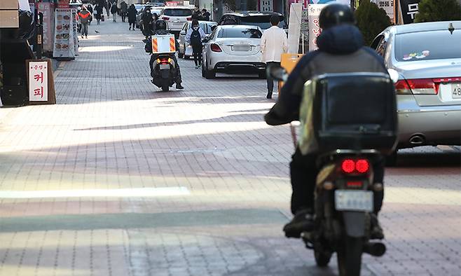 서울 강남구 식당가에서 라이더들이 음식 배달을 나서고 있다. 연합뉴스