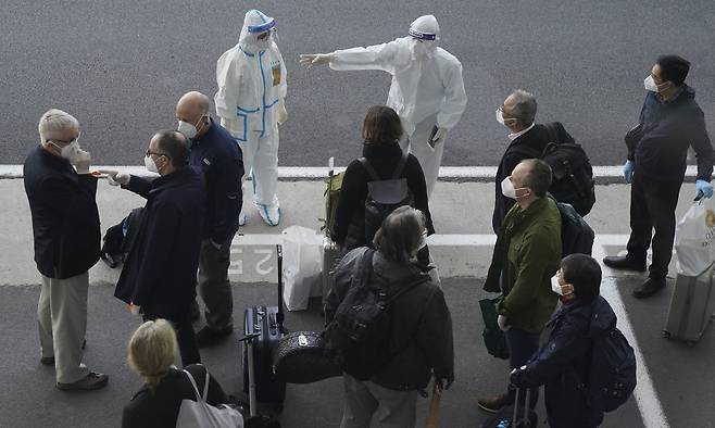 지난 14일 우한을 방문한 WHO 조사단은 2주간의 격리 기간을 마치고 28일부터 시내에서 조사를 시작한다.(사진=AP 연합뉴스)