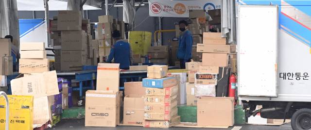 민주노총 전국택배노동조합의 총파업 돌입을 하루 앞둔 28일 서울의 한 택배 대리점에서 택배 기사들이 분류작업을 하고 있다./오승현기자 2021.01.28