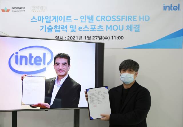 데니스 루오(왼쪽) 인텔 디렉터가 지난 27일 부수로 스마일게이트 엔터테인먼트 본부장과 협력을 위한 양해각서(MOU)를 체결하고 기념촬영하고 있다. /사진제공=스마일게이트