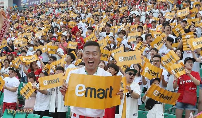 ▲ 신세계그룹은 SK 와이번스의 역사를 안고 갈까. ⓒSK 와이번스