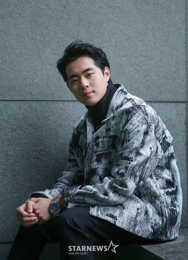 Drama wonderful rumor Actor Jo Byung-gyu poses for an end-of-life video interview. /Photo offer=HB Entertainment