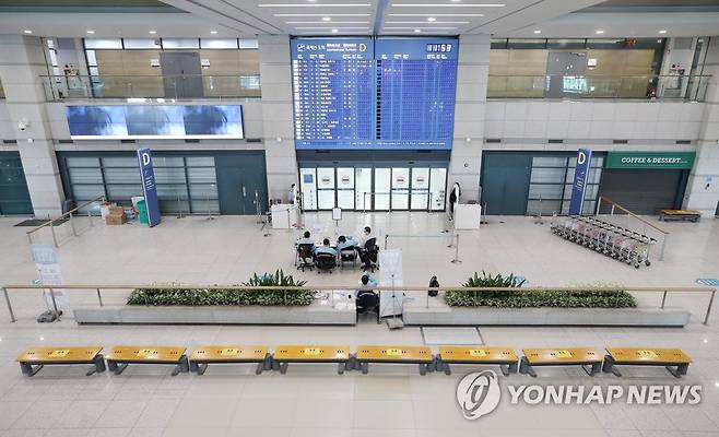 인천국제공항 (영종도=연합뉴스) 김도훈 기자 = 19일 오전 인천국제공항 제1터미널 입국장에 방역 관계자들이 입국자들을 기다리고 있다. 2021.1.19 superdoo82@yna.co.kr