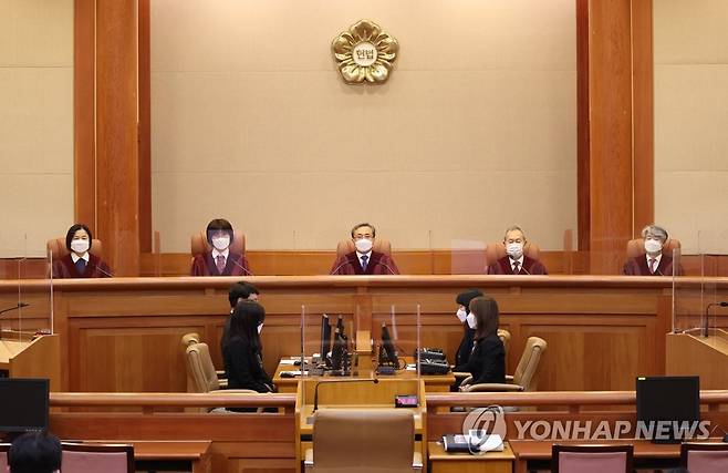 대심판정 들어선 헌법재판관들 (서울=연합뉴스) 김인철 기자 = 유남석 헌법재판소장(가운데)과 헌법재판관들이 28일 오후 서울 종로구 헌법재판소 대심판정에서 열린 고위공직자범죄수사처에 대해 청구된 헌법소원 심판 사건 선고를 위해 착석해 있다. yatoya@yna.co.kr