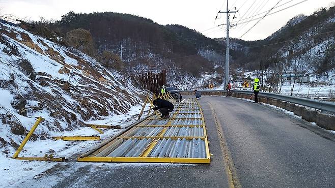 쓰러진 구조물 [강원도소방본부 제공. 재판매 및 DB 금지]