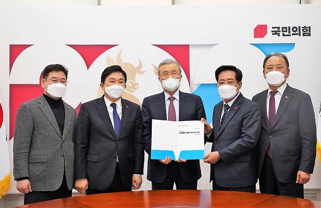 원희룡(왼쪽에서 두번째) 제주지사와 김종인(가운데) 비대위원장 [제주도청 제공. 재판매 및 DB 금지]·