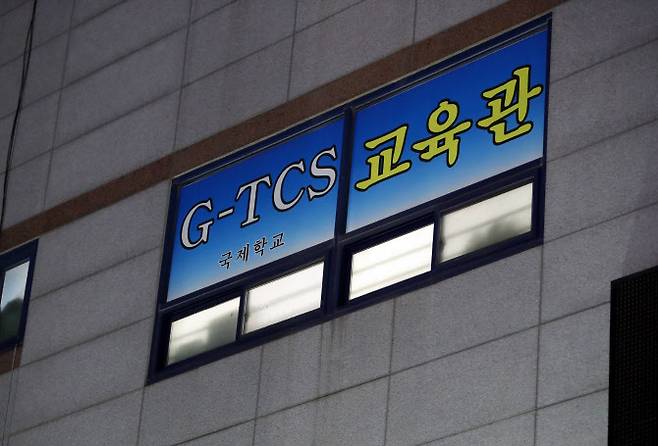 26일 오후 광주 광산구 운남동 광주TCS국제학교에 불이 켜져 있다. 방역 당국은 학생 122명이 합숙한 이곳에서 100명이 신종 코로나바이러스 감염증(코로나19)에 확진됐다고 밝혔다. (사진=연합뉴스)