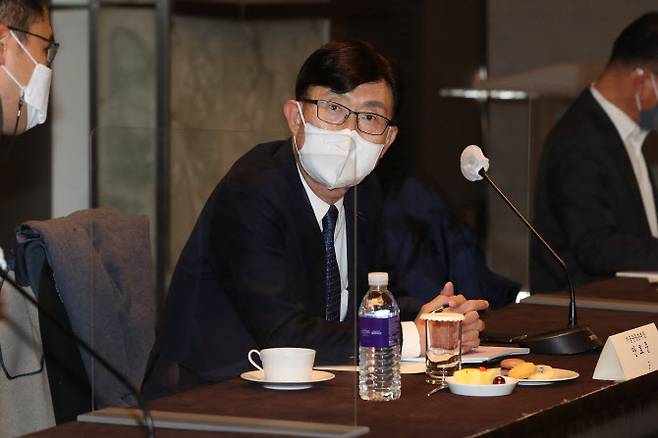 안효준 국민연금 기금운용본부장이 29일 서울 중구 더플라자호텔에서 열린 2021년도 제1차 국민연금기금운용위원회에서 관계자와 대화하고 있다. (사진=연합뉴스)