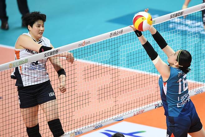 쌍코피 투혼으로 귀중한 승리를 이끈 IBK기업은행 김희진이 스파이크를 하고 있다. [사진=KOVO 한국배구연맹 제공]