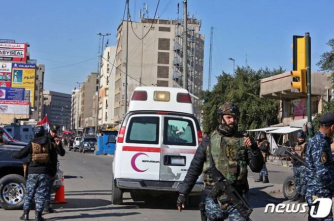 2021년 1월 21일 바그다드 중심부의 번잡한 상가 거리에서 140여 명이 숨지거나 부상한 자살 폭탄 테러가 일어났다.  © AFP=뉴스1