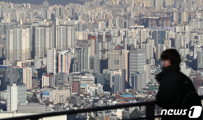 서울 중구 남산에서 바라본 도심 아파트 단지 모습. 2021.1.19/뉴스1 © News1 민경석 기자