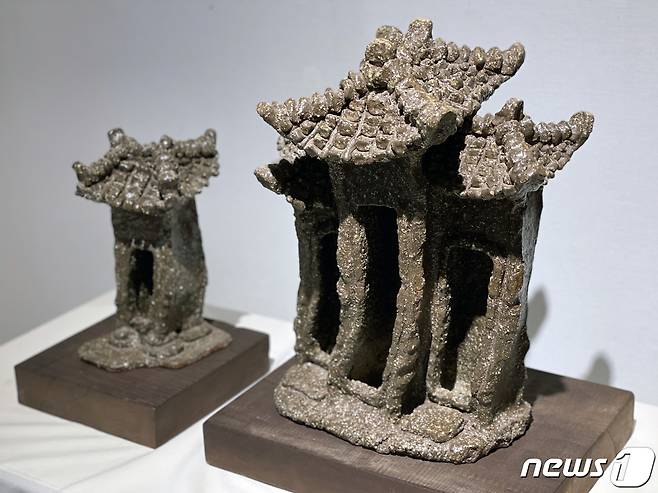 도예가 김문호씨가 탄상 기법으로 구현해 낸 한옥 작품의 모습이다. 작품 속 기와에는 결이 살아있어 조소와 도예를 함께 전공한 그만의 매력이 드러나 있다. © News1 이수민 기자