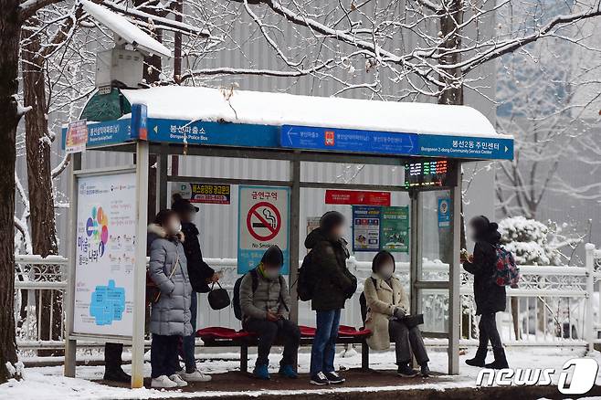 지난 18일 오전 광주광역시 남구 봉선동 한 버스정류장에서 시민들이 버스를 기다리고 있다.201.1.18 /뉴스1 © News1 정다움 기자