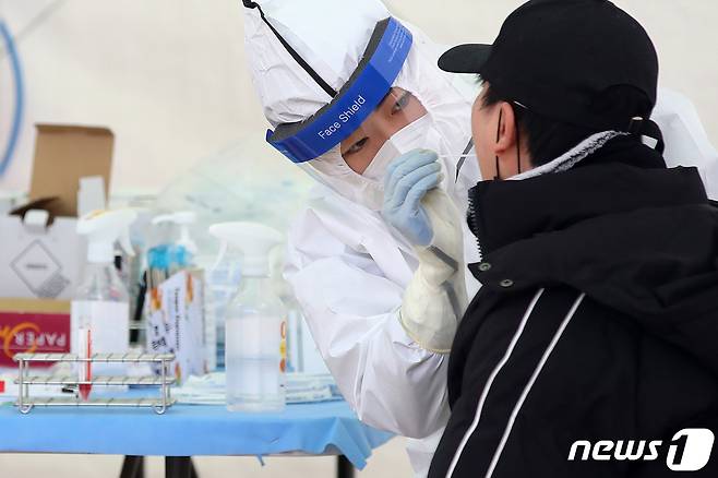의료진이 코로나19 진단검사를 위해 방문한 시민의 검체를 채취하고 있다./뉴스1 © News1 공정식 기자