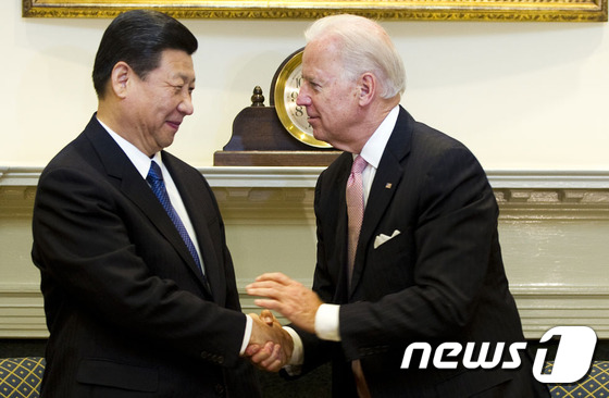 부통령 시절 시진핑 중국 국가주석(왼쪽)을 만난 조 바이든 미국 대통령. © AFP=뉴스1