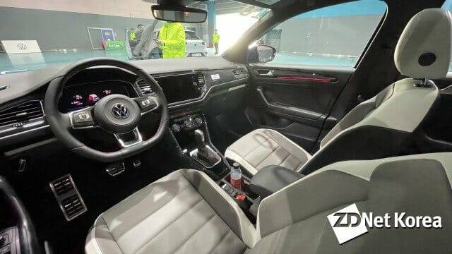 도어핸들 주변에 선명히 보이는 폭스바겐 티록 빨간색 엠비언트 라이트. 별도 라이트 색상 설정 기능은 없다.