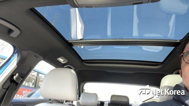 엔트리급 SUV에서 흔히 볼 수 없는 파노라마 선루프를 갖춘 폭스바겐 티록