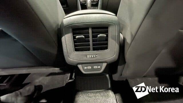 폭스바겐 티록 센터 암레스트쪽에는 뒷좌석 승객을 위한 송풍구와 함께 C타입 USB 단자 2개가 마련됐다.