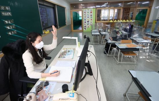 사진은 서울 노원구 화랑초등학교에서 긴급 돌봄 학생을 위한 대면 수업과 원격 수업이 동시에 이뤄지고 있는 모습. [이미지출처=연합뉴스]