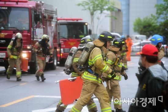 기사와는 상관 없음. 사진은 현장훈련 모습. 훈련에서 소방대원들이 분주하게 움직이고 있다. /문호남 기자 munonam@