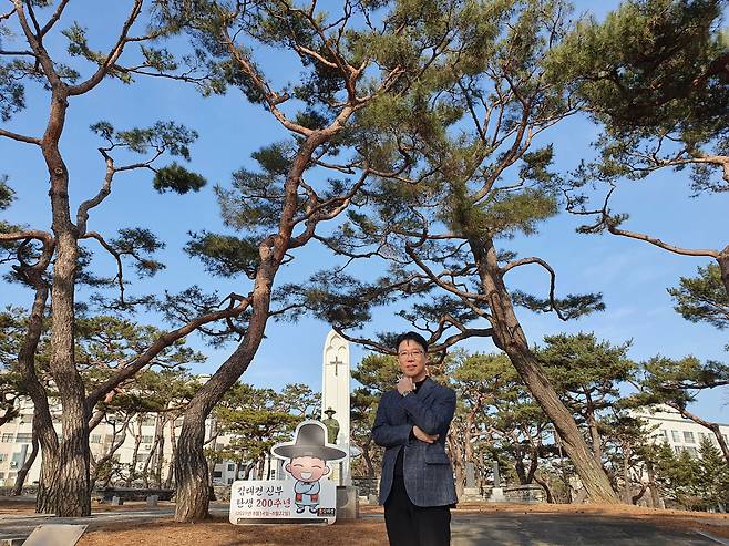 ‘소나무 언덕’이란 뜻의 솔뫼성지엔 김대건 신부 동상 주변으로 잘생긴 소나무가 즐비하다. 김대건 신부 일대기를 그린 ‘나는 씨앗입니다’를 펴낸 김성태 신부는 “김대건·최양업 신부님과 함께 마카오로 떠났다 병사한 최방제 등 초기 천주교회사를 제대로 연구하고 싶다”고 했다. /김한수 기자