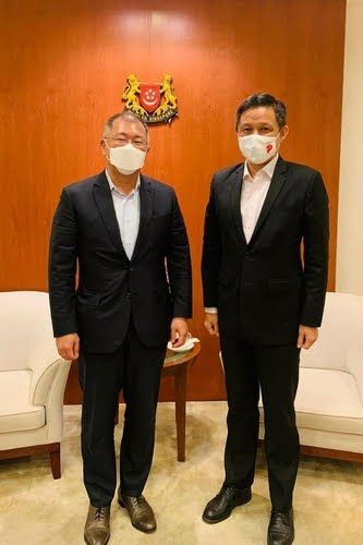 싱가포르를 방문한 정의선(왼쪽) 현대자동차그룹 회장이 지난 26일 찬춘싱 싱가포르 통상산업부 장관과 회담하기 전 기념 촬영을 하고 있다. /찬춘싱 장관 페이스북
