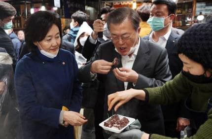 2020년 2월 12일 서울 남대문시장을 찾은 박영선(왼쪽) 당시 중소벤처기업부 장관과 문재인 대통령. /페이스북