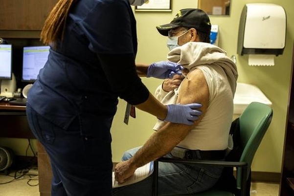 미국 필라델피아에서 지난 23일(현지 시각) 베트남전 참전 용사가 코로나 백신을 접종하고 있다. /AP 연합뉴스