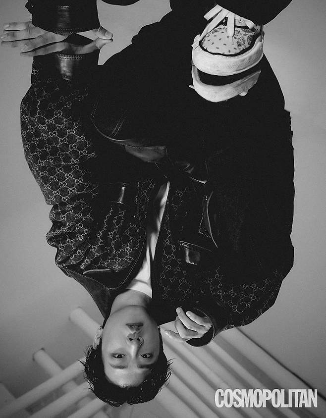 재킷 4백70만원 구찌. 셔츠 30만9천원 이구일. 레더 쇼츠 가격미정 디올맨. 데님 팬츠 23만5천원 이구일. 티셔츠, 스니커즈 스타일리스트 소장품.