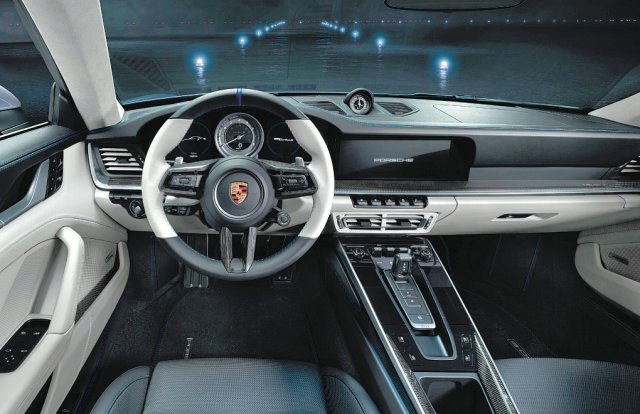 엠브라에르 페넘 300E의 조종석에서 영감을 얻은 요소들로 실내를 꾸민 포르쉐 911 터보 S. 엠브라에르 제공