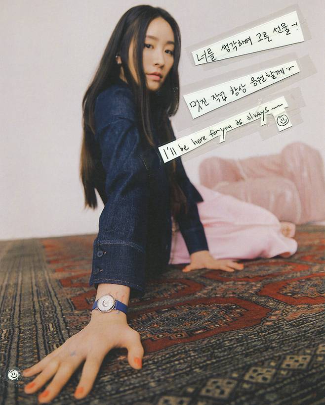 황인아) 유백색 기요셰 다이얼과 30mm 스테인리스스틸 케이스로 구성되며, 낮과 밤의 인디케이터를 통해 한눈에 시간대를 확인할 수 있는 ‘보헴 데이&나잇 워치’는 4백74만원 Montblanc. 드레스는 Seouu, 이어커프는 Portrait Report.