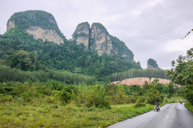 대여한 오토바이를 타고 아오낭 비치 인근을 돌아보다 마주친 길 위 풍경. 사진 노동효 제공